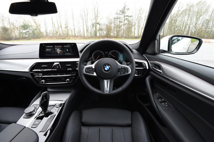 Торпедо BMW 520d xDrive Sedan M Sport 2017 года  (UK) (фото 10 из 11)